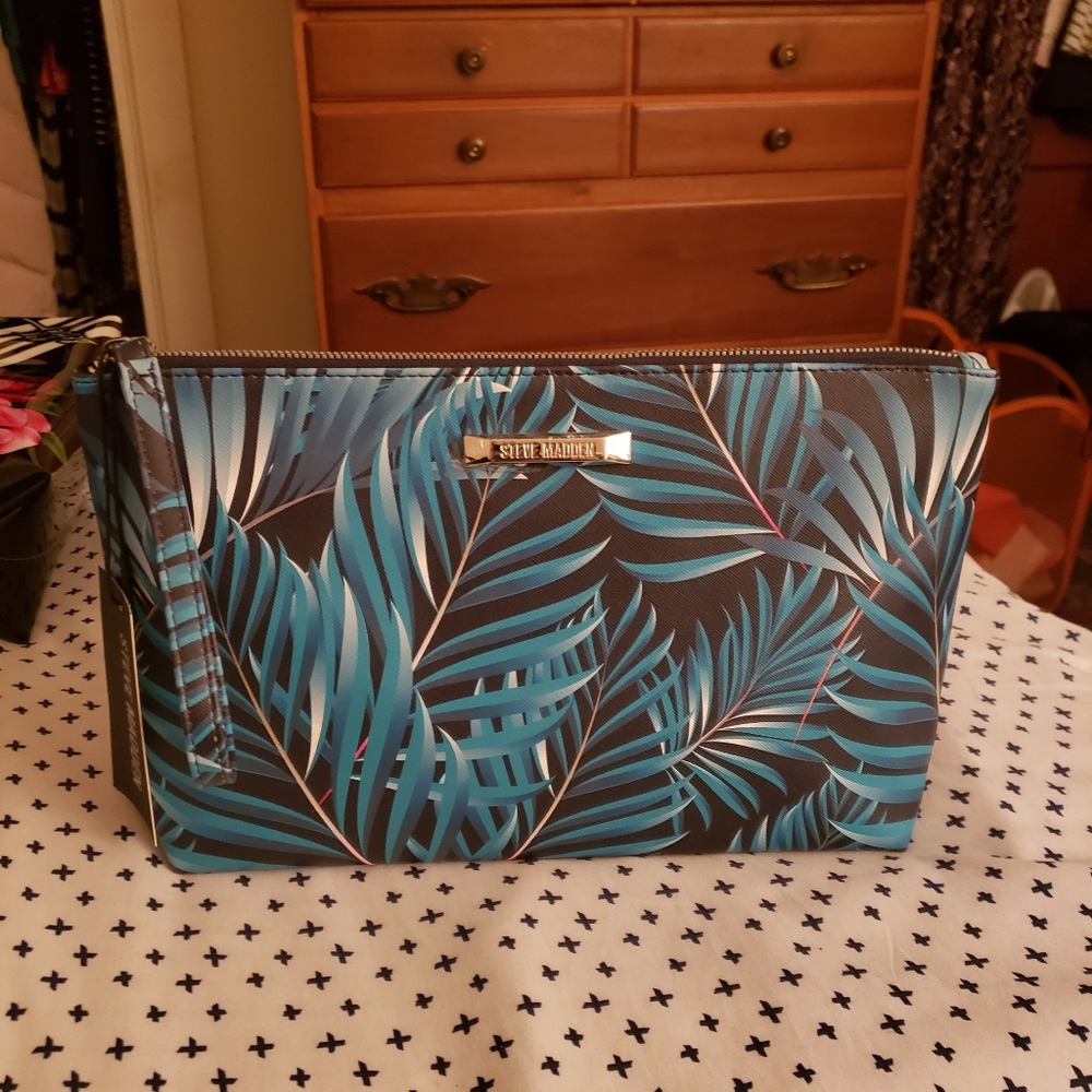 Nwt Steve madden large pouch wristlet green - Picture 1 of 3